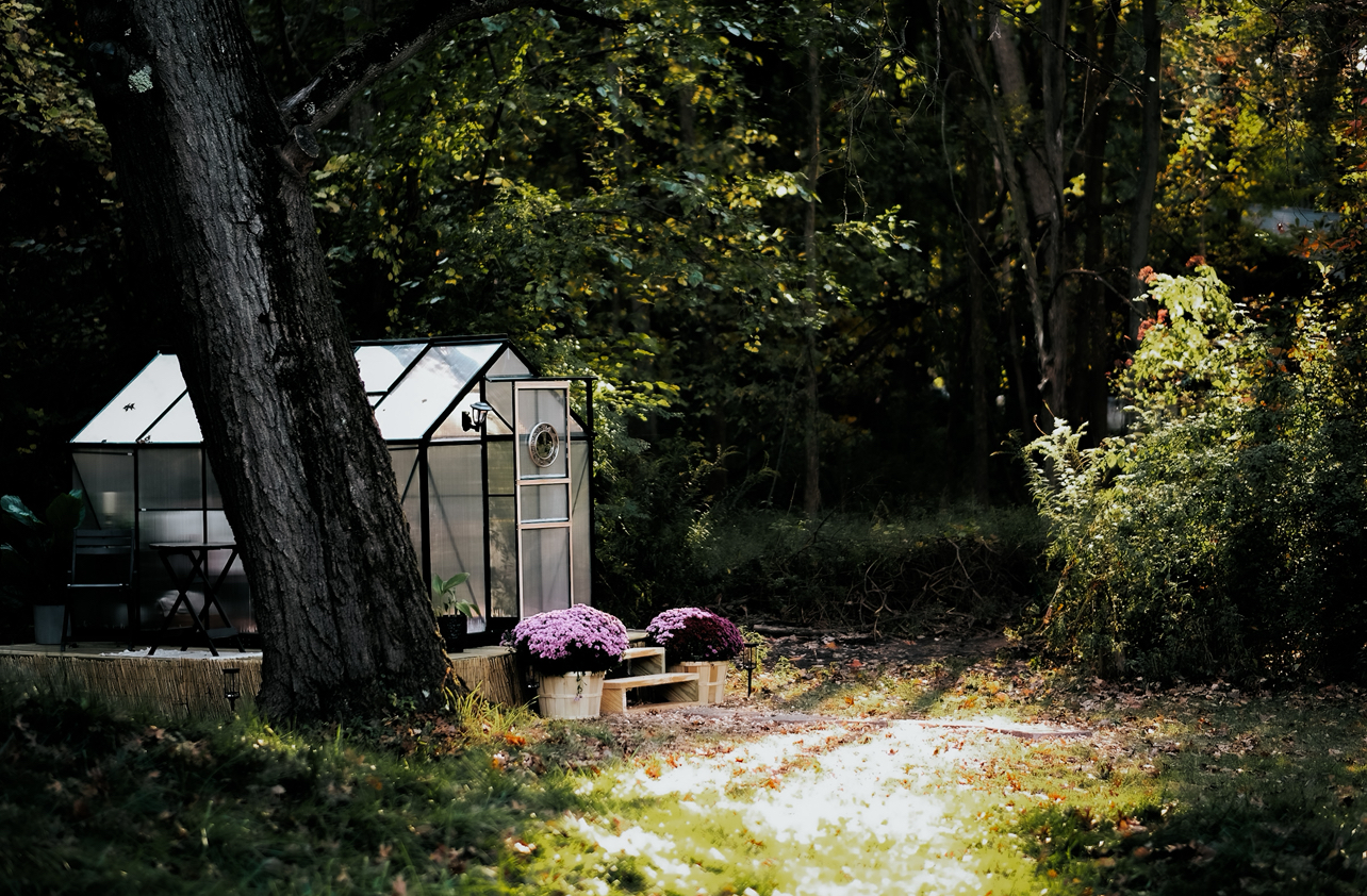 Summer styling at the greenhouse venue